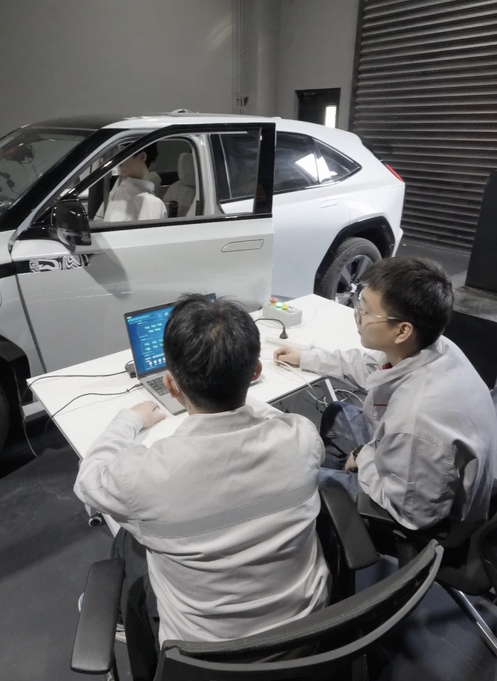 联汽车测试员如何给智能网联汽车“把脉问诊”？ag九游会登录新质生产力 职业新观察丨智能网(图4)